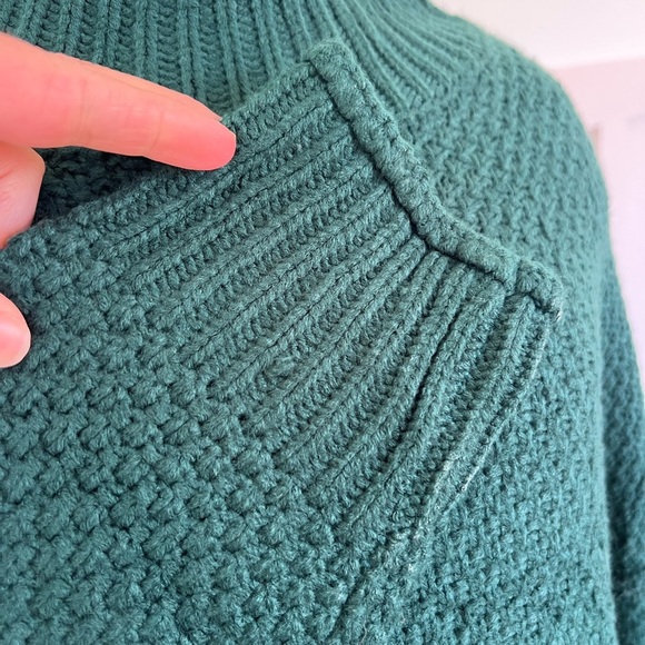 Emerald Green jewel tone Knit long sleeve Sweater size large with smocked neck - Picture 2 of 7